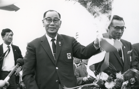 Mayor Harada, who returned from Italy with the successful bid to host the 11th Winter Olympic Games(1966)